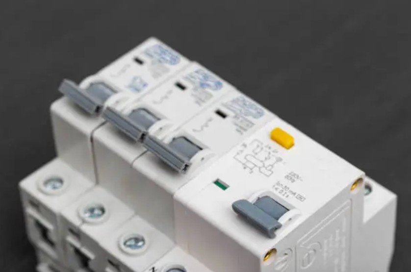 Understanding DC Circuit Breakers and Their Importance in Solar Energy Safety